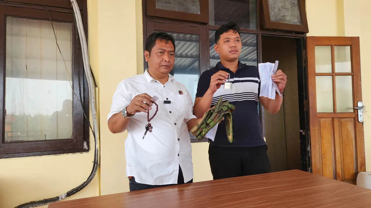 Kanit Reskrim Polsek Cimanggis, AKP Ade Ahmad Sudrajat (kiri) memperlihatkan barang bukti yang digunakan tersangka pencurian motor. (Liputan6.com/Dicky Agung Prihanto)