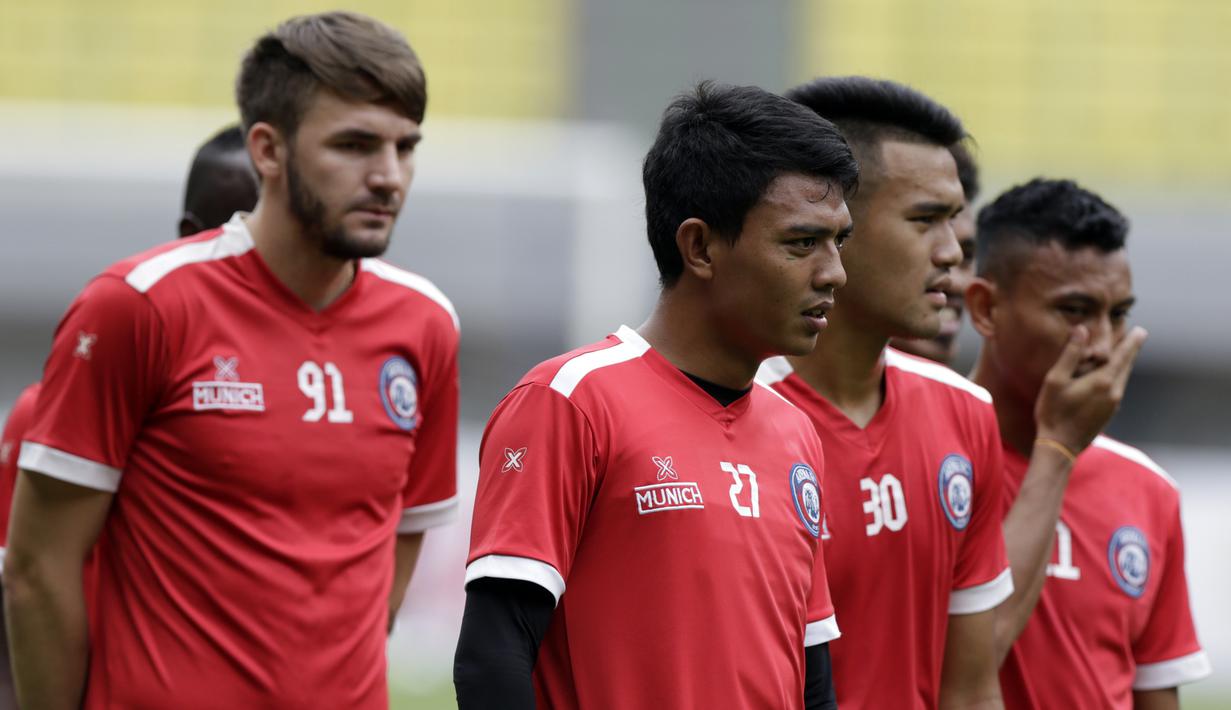 Pemain Arema FC, Dedik Setiawan, mengamati instruksi saat latihan di Stadion Patriot, Bekasi, Jumat (29/3). Latihan ini persiapan jelang perempat final Piala Presiden 2019 melawan Bhayangkara FC. (Bola.com/Vitalis Yogi Trisna)