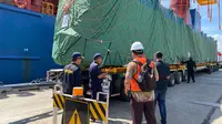 Kereta tanpa rel untul IKN dimuat menggunakan mobil trailer lebih dari 100 roda.