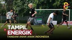 Berita video salah satu pelatih Akademi Borussia Monchengladbach, Philip Stegert, tampil energik saat menangani anak-anak Indonesia, Sabtu (3/6/2023).
