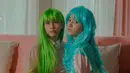 Saat proses syuting film Mariposa, Dannia dan Adhisty Zara kompak memakai wig warna-warni yang membuat penampilan mereka jadi pusat perhatian. Ya, kedua perempuan cantik ini terlihat begitu penuh warna dengan wig tesebut. (Liputan6.com/IG/@danniasalsabilla)
