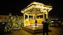 Seorang wanita berpose di instalasi Natal yang diterangi lampu di Warsawa, Polandia, pada 5 Desember 2020. Dinyalakannya lampu pohon Natal besar di Castle Square di Warsawa pada Sabtu (5/12) menandai pembukaan resmi musim Natal di Polandia. (Xinhua/Jaap Arriens)