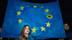 Warga Polandia dan anggota diaspora Ukraina ikut serta dalam demonstrasi di depan Kedutaan Besar Ukraina di Warsawa untuk memperingati tahun ketiga invasi Rusia ke Ukraina pada 24 Februari 2025. (Wojtek RADWANSKI/AFP)
