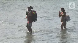 Wisatawan antre naik ke kapal boat menuju kawasan wisata Nusa penida dan Nusa lembongan di Pelabuhan Sanur, Denpasar, Bali, Senin (2/5/20222). Libur panjang lebaran tahun ini berdampak positif kepada jumlah keberangkatan wisatawan menuju Nusa Penida ataupun Nusa Lembongan. (merdeka.com/Arie Basuki)