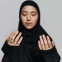 Ilustrasi Islami, muslimah, berdoa. (Foto oleh Pavel Danilyuk: https://www.pexels.com/id-id/foto/kedudukan-muda-kedalaman-lapangan-berdoa-8422438/)