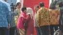 Istri JK dan Iriana berpelukan saat Jokowi dan Iriana akan menaiki Pesawat Kepresidenan, Bandara Halim Perdanakusuma, Jakarta, Sabtu (9/11/2014) (Liputan6.com/Herman Zakharia) 