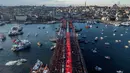 Mereka menyerukan segera diakhirinya genosida di Gaza. Tampak foto udara menunjukkan ribuan orang yang berdemonstrasi menunjukkan solidaritas mereka dengan rakyat Palestina di tengah perang yang sedang berlangsung antara Israel dan kelompok Hamas di wilayah Gaza, di Jembatan Galata, Istanbul, Turki pada 1 Januari 2026. (Yasin AKGUL/AFP)
