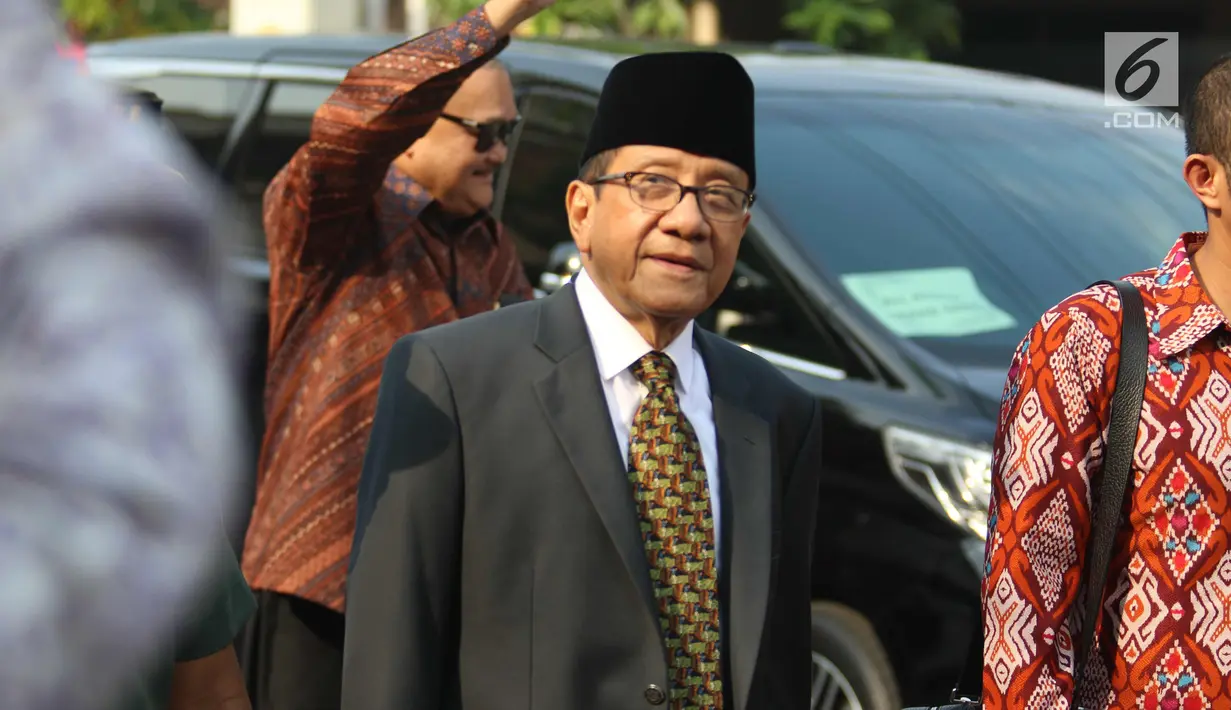 Politisi senior Partai Golkar Akbar Tandjung menuju Gedung Graha Saba Buana, Solo, Rabu (8/11). Sejumlah tokoh nasional dan pejabat menghadiri Ijab Kabul pernikahan putri Presiden Jokowi, Kahiyang Ayu dengan Bobby Nasution. (Liputan6.com/Angga Yuniar)