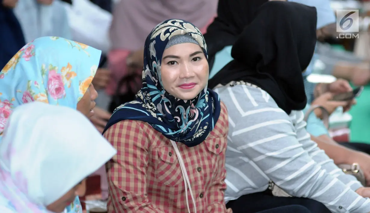 Lifter putri Indonesia, Dewi Safitri saat menghadiri buka puasa bersama Menpora Imam Nahrawi di Jakarta, Senin (28/5). Acara tersebut dihadiri atlet pelatnas Asian Games 2018 dan para mantan atlet peraih medali. (Liputan6.com/Helmi Fithriansyah)