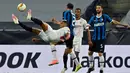 Bek Sevilla, Diego Carlos melompat untuk melakukan tendangan salto saat menghadapi Inter Milan pada pertandingan Final Liga Europa di Stadion Rhein Energie, Cologne, Jumat (21/8/2020). Gol indah Diego Carlos menjadi penentu kemenangan Sevilla 3-2 atas Inter Milan. (AP Photo/Martin Meissner, Pool)