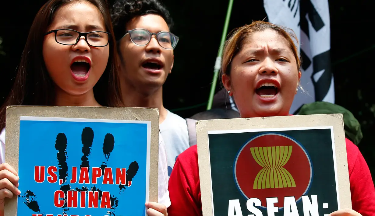 Demonstran membawa sejumlah poster yang berisi kecaman atas imperealisme yang dilakukan oleh Amerika Serikat, Jepang dan China atas Asia Tenggara di depan Kedutaan Besar AS di Manila, Jumat (28/4). (AP Photo / Bullit Marquez)