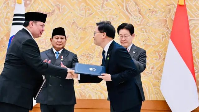 Presiden Prabowo Subianto menyaksikan secara langsung pengumuman dan pertukaran 10 MoU antara Pemerintah Indonesia dan Pemerintah Republik Korea. (Foto: ekon.go.id)