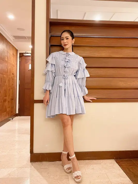Midi dress lengan panjang yang ramai dengan aksen ruffle berwarna biru muda ini juga terlihat manis saat dikenakan Bunga Zainal. Ia padukan dengan alas kaki bernuansa putih yang netral. Foto: Instagram.