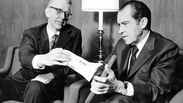 Administrator NASA James Fletcher dan Presiden Richard Nixon mendiskusikan model awal Pesawat Ulang-alik.