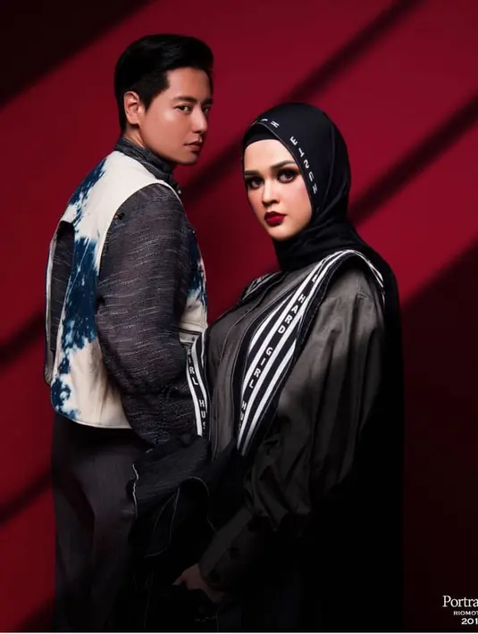 Cut Meyriska dan Roger Danuarta memilih prewed bergaya bold. Dengan memilih baju warna gelap. [@riomotret]