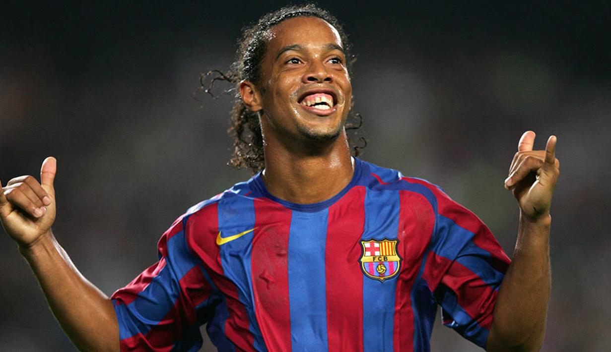 Ronaldinho meraih penghargaan Ballon d'Or 2005 setelah mampu mengantarkan Barcelona meraih gelar Liga Spanyol, Liga Champions, dan Liga Super Spanyol, serta Piala Konfederasi FIFA untuk Timnas Brasil pada musim 2004/05. Padahal, saat itu nilai pasarnya masih mencapai 54 juta euro. (AFP/Lluis Gene)