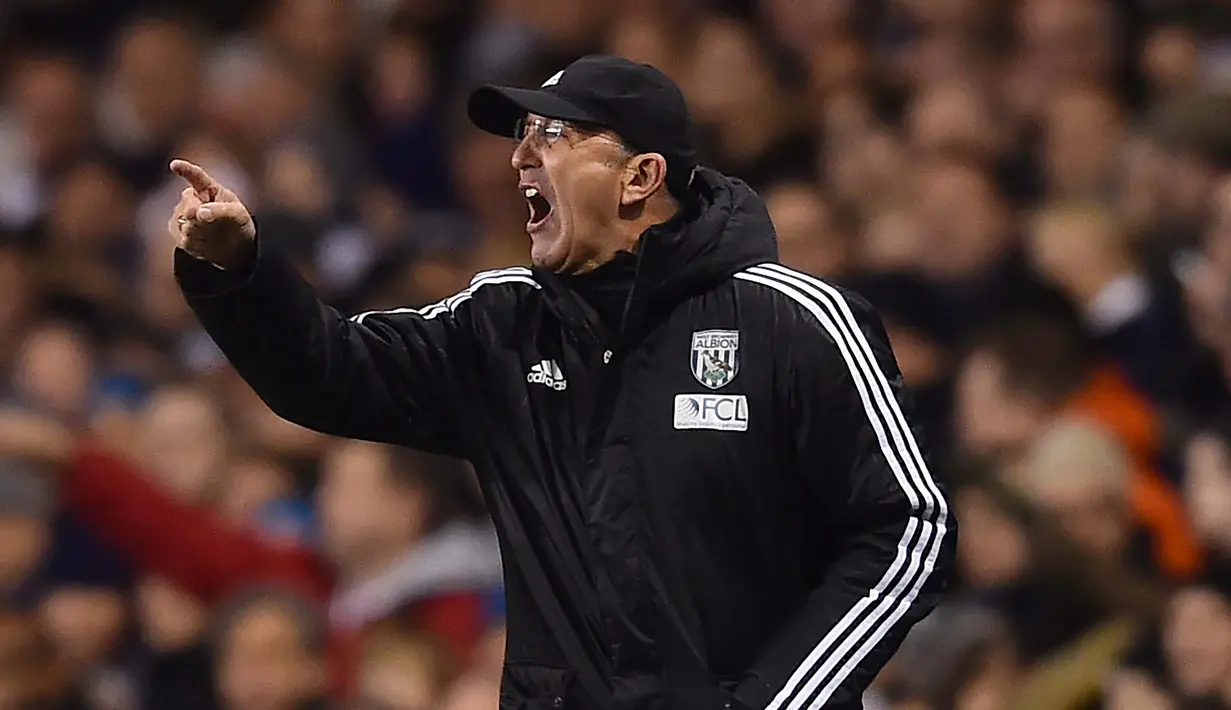 Pelatih West Bromwich Albion, Tony Pulis memberikan arahan kepada pemainnya saat melawan Tottenham Hotspurs pada lanjutan Liga Inggris di Stadion White Hart Lane, London, Selasa (26/4/2016) dini hari WIB. (AFP/Ben Stansall)