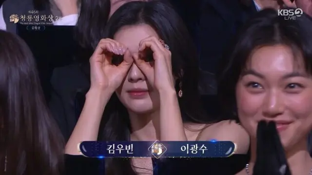 Tingkah Lee Sun Bin di Blue Dragon Film Awards 2025. (KBS via Koreaboo)