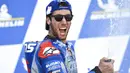 Pembalap Suzuki Ecstar, Alex Rins, melakukan selebrasi usai menjuarai balapan MotoGP Aragon, Spanyol, Minggu (18/10/2020). Alex Rins berhasil finis pertama dengan catatan waktu 41 menit, 54,391 detik. (AP Photo/Jose Breton)