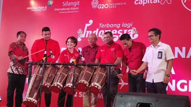 CEO Capital A, Tony Fernandes bersama Forkopimda Sumatera Utara saat meresmikan rute baru AirAsia di Bandara Internasional Silangit, Tapanuli Utara, Sumatera Utara. (Liputan6.com/Dicky Agung Prihanto)
