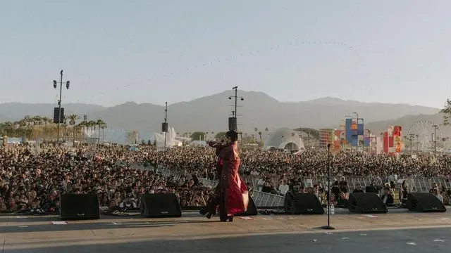 8 Gaya Nyentrik Niki Zefanya Tampil Perdana di Coachella 2022