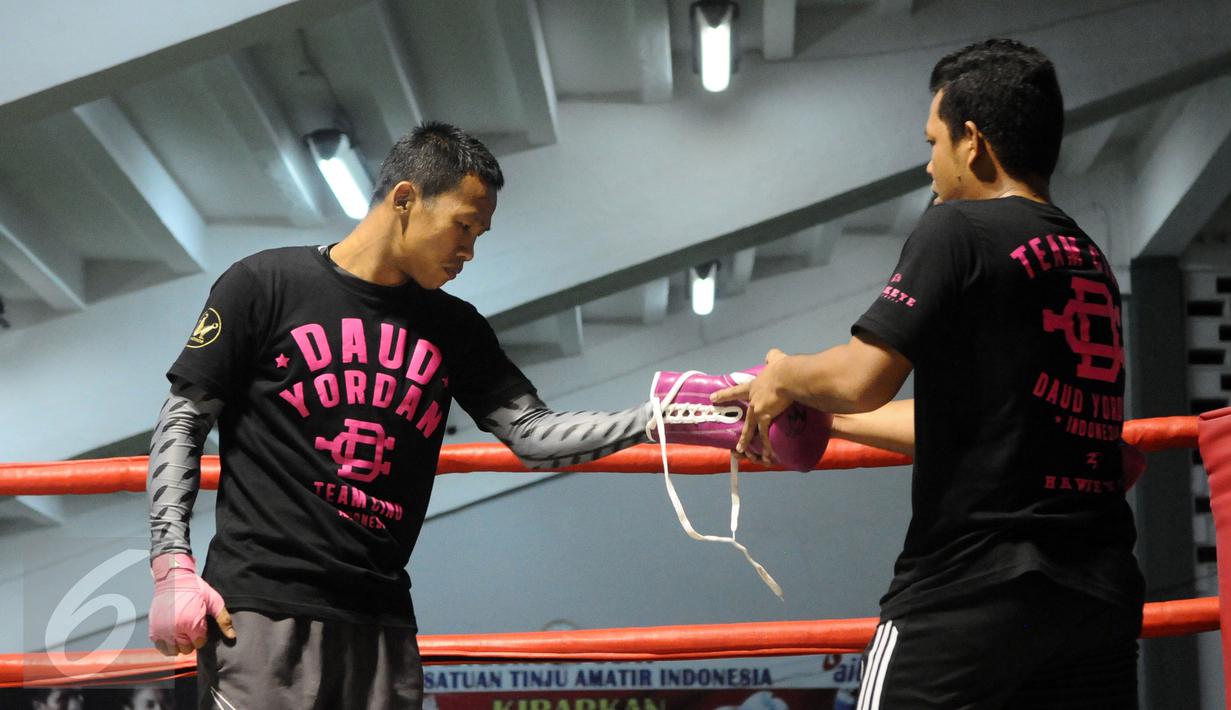  Petinju Indonesia, Daud Yordan melepas sarung tinju usai latihan di sasana Pertina, Jakarta, Rabu (3/2/2016). Daud akan melawan Yoshitaka Kato dalam laga kelas ringan WBO "Road to the World  Champions", Jumat (5/2). (Liputan6.com/Helmi Fithriansyah)