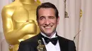 Perannya sebagai George Valentin di film 'The Artist' mengantarkan Jean Dujardin meraih piala Oscar tahun 2012. Aktor asal Prancis itu dinobatkan sebagai Pemeran Utama Pria Terbaik. (AP Photo/Joel Ryan)