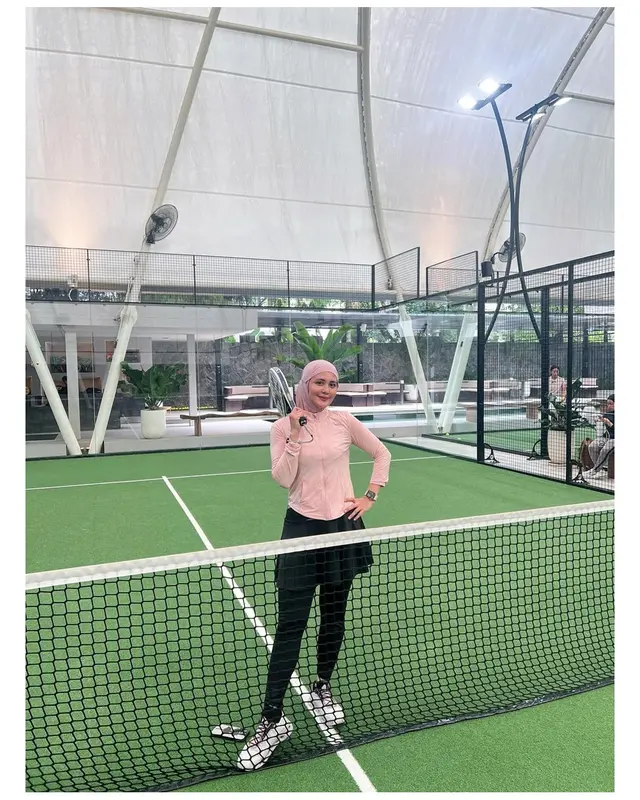 Memukau pakai hijab, begini 6 gaya cantik Juliana Moechtar istri TNI saat main padel