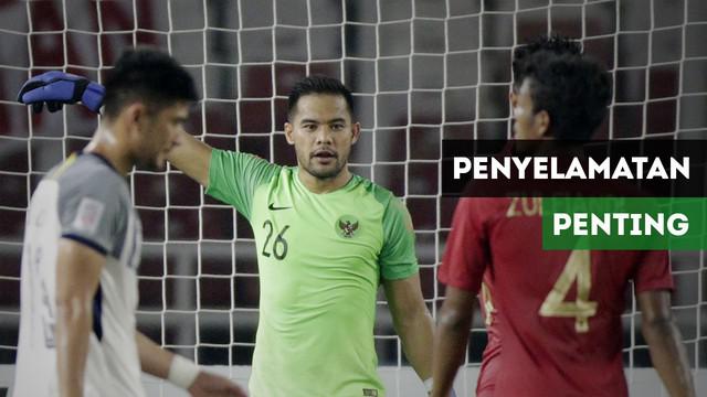 Kiper Timnas Indonesia, Andritany Ardhiyasa membuat tiga penyelamatan penting saat bermain imbang 0-0 menghadapi Filipina di Piala AFF 2018.