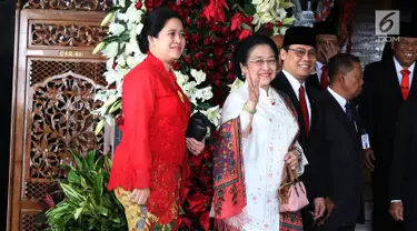 Presiden ke-5 RI Megawati Soekarno Putri bersama Menteri Koordinator PMK Puan Maharani menghadiri sidang tahunan MPR 2017 di Kompleks Parlemen Senayan, Jakarta, Rabu (16/8). (Liputan6.com/Angga Yuniar)