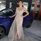 Model berpose pada peluncuran BMW Seri 3 Terbaru, BMW 320i M Sport dan BMW 330i M Sport Pro Pro di Plaza Senayan, Jakarta (02/12/2022). (Liputan6.com)