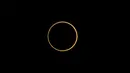 Akibatnya Bulan tampak sedikit lebih kecil dan sedikit lebih besar. Nah, Gerhana Matahari Cincin Api terjadi ketika Bulan tampak relatif kecil di langit. Karena itu, gerhana ini sehingga tidak sepenuhnya menutupi piringan Matahari. Dari situlah tampak 'cincin' luar tipis yang disebut cincin api (ring of fire). (AP Photo/Ivan Valencia)