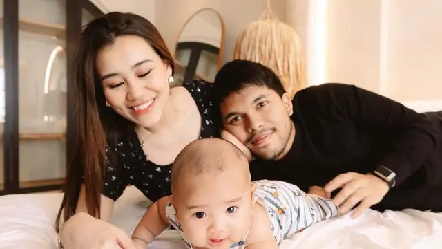 Aaliyah mengenakan anting silver saat foto bersama Baby Arash [@aaliyah.massaid]