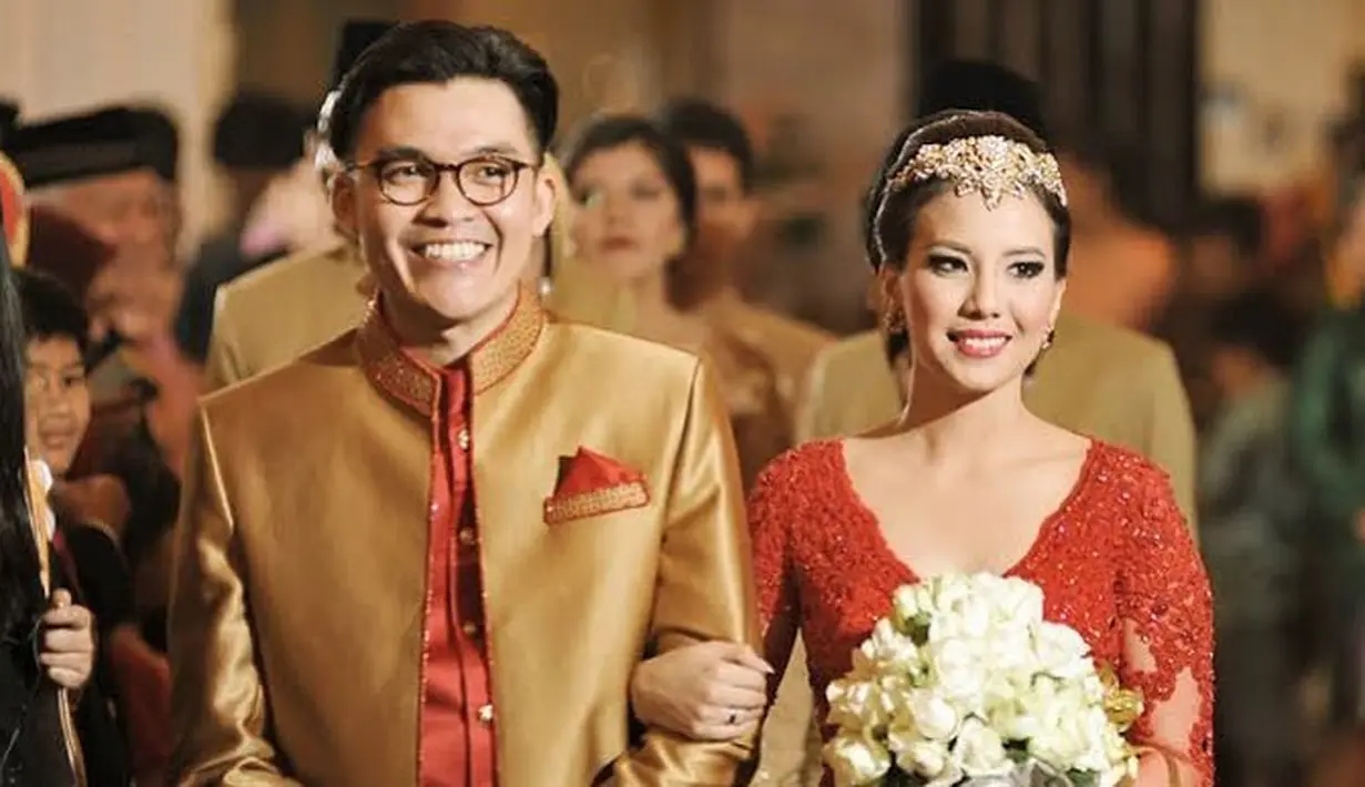 “Gak pernah belanja2 in pacar nya (katanya kan sama2 kerja, uang yg dpt dari kerja kan bs dipake buat belanja sendiri ) fix aku pikir pelitttttt berat," tulis Tya. (Instagram/tya_ariestya)