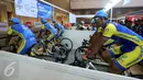 Atlet Timnas Indonesia yang tergabung dalam PGN Road Cycling Team (P-RCT) sedang melakukan Warming Up sebelum tampil di kejuaraan JIEXPOCriterium 2017 di JIEXPO Kemayoran (15/4). (Liputan6.com/Istimewa)