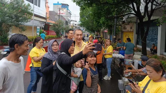 Pengusaha jalan tol Jusuf Hamka atau yang sering dipanggil Babah Alun membantu masyaraat lewat program nasi kuning Rp3.000 per porsi yang di gelar di Vihara Bumi Pharsjia, Cianjur, Jawa Barat. (Sulaeman/Merdeka.com)