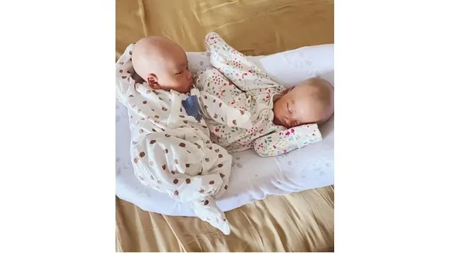 Sebagai anak kembar, baby Zayn dan Zunaira tampak mengenakan baju senada. Bahkan keduanya sudah potong rambut lho.