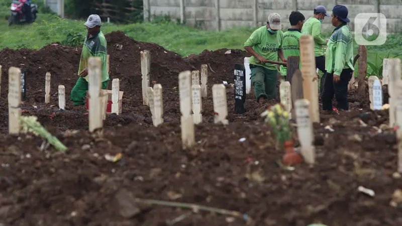 FOTO: Lokasi Pemakaman dengan Protokol COVID-19 di TPU Srengseng Sawah Hampir Penuh