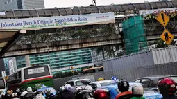 Aksi nekat yang dilakukan pria misterius itu menarik perhatian sejumlah pengguna jalan yang melintas di Jl MH Thamrin, Jakarta, (25/7/2014). (Liputan6.com/Faizal Fanani)