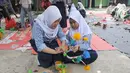 Murid-murid membuat kerajinan tangan dari limbah plastik dan kardus di SMPN 20 Tangsel, Kamis (10/10/2019). Kegiatan dalam program Gerakan Sekolah Menyenangkan ini  untuk menggugah kesadaran sejak dini kepedulian pengelolaan sampah yang dapat diolah dengan kreatifitas. (merdeka.com/Arie Basuki)