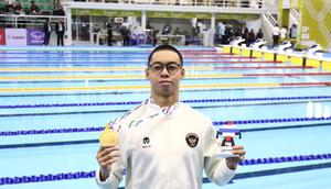 Perenang Indonesia, Jason Donovan Yusuf, menyabet medali emas renang nomor 50 meter gaya punggung putra di SEA Games 2025, Kamis (11/12/2025). (PB Akuatik Indonesia)