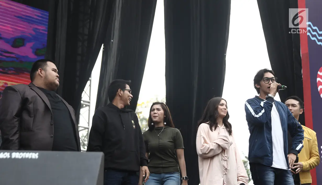 Caesar Hito (kanan) dan para artis pemain sinetron Anak Langit saat meet & greet dalam acara Vidio Fair 2.0 di Gandaria City Mall, Jakarta, Sabtu (3/11). Vidio Fair 2.0 kali ini mengambil tema One Stop Event You Can Get. (Liputan6.com/Herman Zakharia)