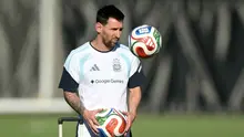 Penyerang Argentina, Lionel Messi, memperhatikan sesi latihan untuk turnamen sepak bola Piala Dunia 2026 di Pusat Pelatihan Sporting KC, Kansas City pada Kamis 11 Juni 2026. (JUAN MABROMATA/AFP)