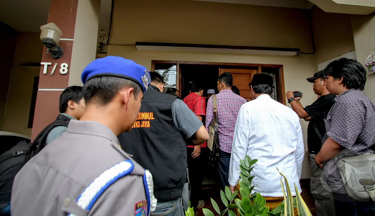 Anggota Bareskrim Mabes Polri melakukan penggeledahan di rumah Novel Baswedan di perumahan Kelapa Gading, Jakarta, Jumat (1/5/2015). Penggeledahan dilakukan untuk mencari bukti terkait dugaan kasus penganiayaan. (Liputan6.com/Faizal Fanani)