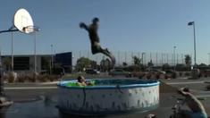 Kobe Bryant, pebasket NBA yang bermain untuk La Lakers diberi tantangan untuk melompati sebuah kolam yang berisikan ular dan melakukan dunk. Video diunduh dari youtube.