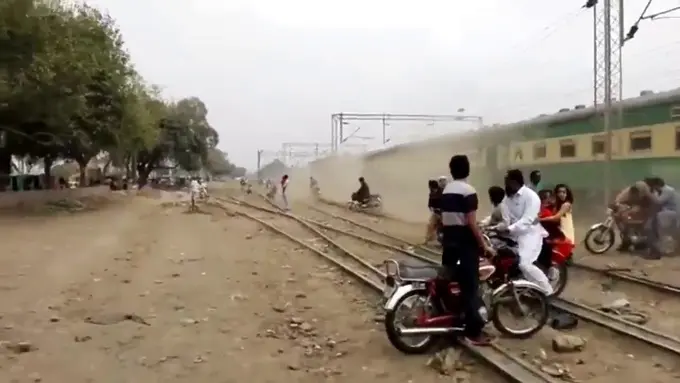 Kecelakaan Kereta, Ratusan Orang Terluka di Pakistan