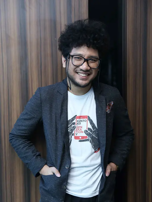 Masih ditempat yang sama, penyanyi 29 tahun itu mengenang perjuangan saat dirinya merintis kariernya dari bawah. Saat-saat dirinya masih kuliah. (Nurwahyunan/Bintang.com)