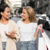 Ilustrasi orang yang belanja karena tergoda diskon besar/copyright freepik.com/freepik