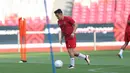 Egy Maulana Vikri menggiring bola di latihan Timnas Indonesia jelang Piala AFF 2022 melawan Kamboja di Stadion Gelora Bung Karno, Selasa (20/12/2022). (Bola.com/Abdul Aziz)