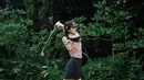 <p>Ketika golf, Anya tampil mengenakan polo shirt dipadukan mini skirt hitam yang serasi dengan topinya. Ia pun mengenakan sneakers Nike putihnya. @anyageraldine</p>